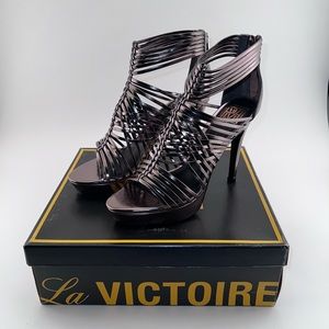 BNIB Pour La Victoire Pewter Mirror Silver Gladiator Platform Sandals Size 8.5
